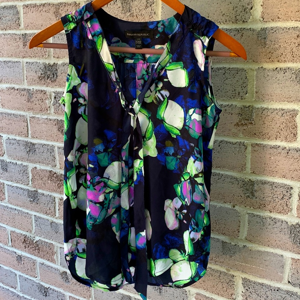 XXS Petite Banana Republican Sleeveless Tie  Neck Blouse